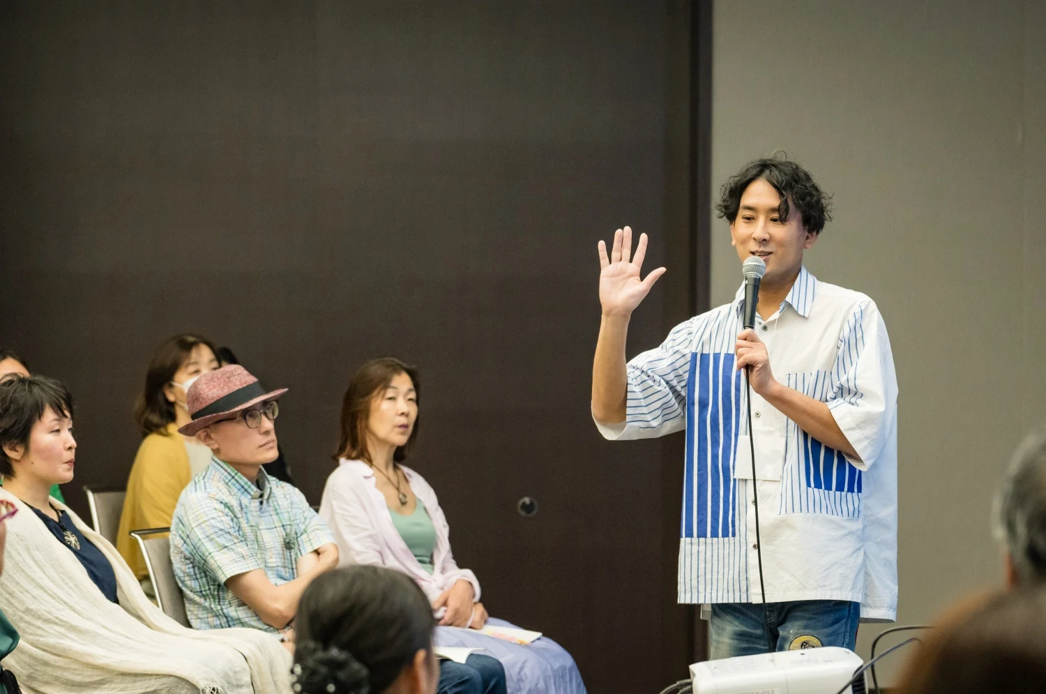 参加者の近くで語りかける堀内恭隆。