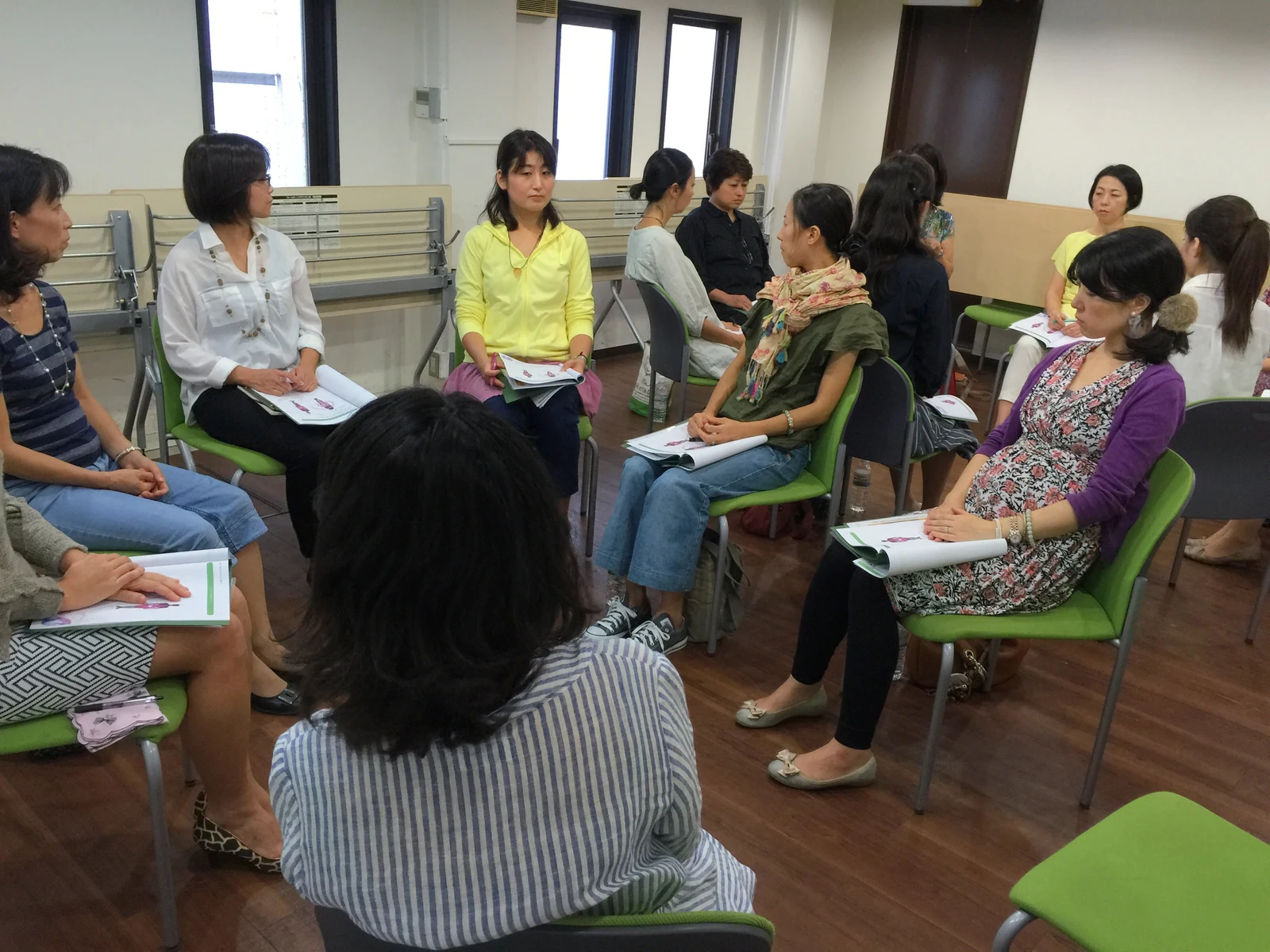 資料を手元に、自分の時間を持つ参加者たち。