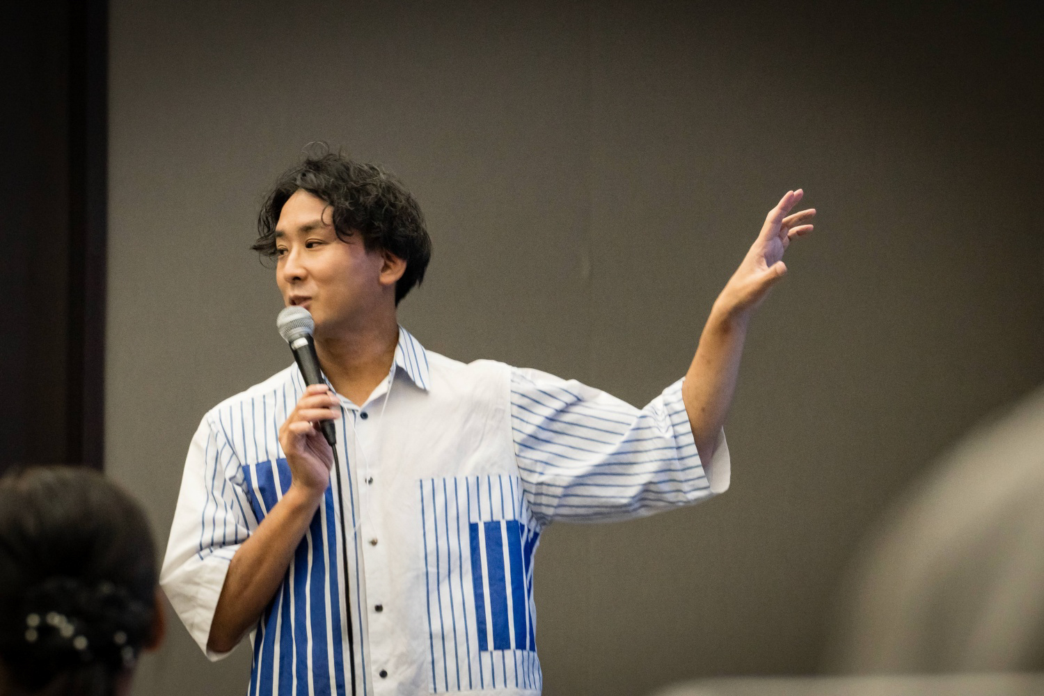 会場の参加者に向けて語りかける堀内恭隆
