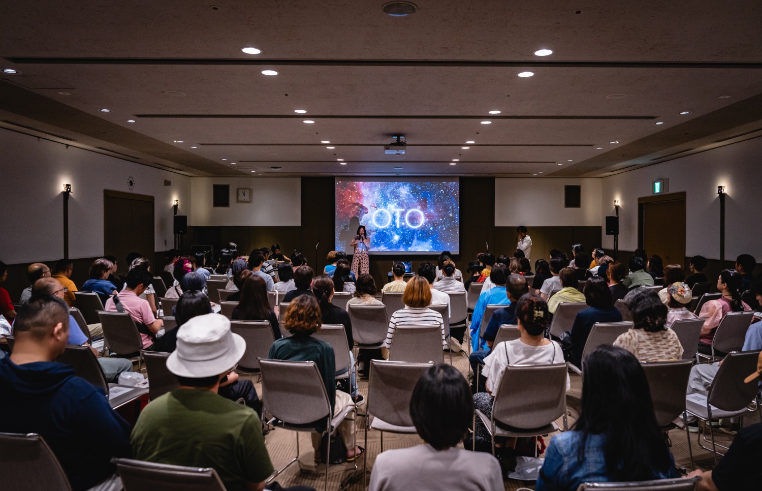 2025年スピフェス、OTOのスクリーンと参加者が見える会場全景