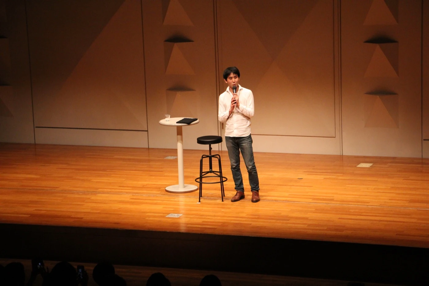 主催した西野亮廣氏の講演会で文京シビックホールの舞台に立つ堀内恭隆
